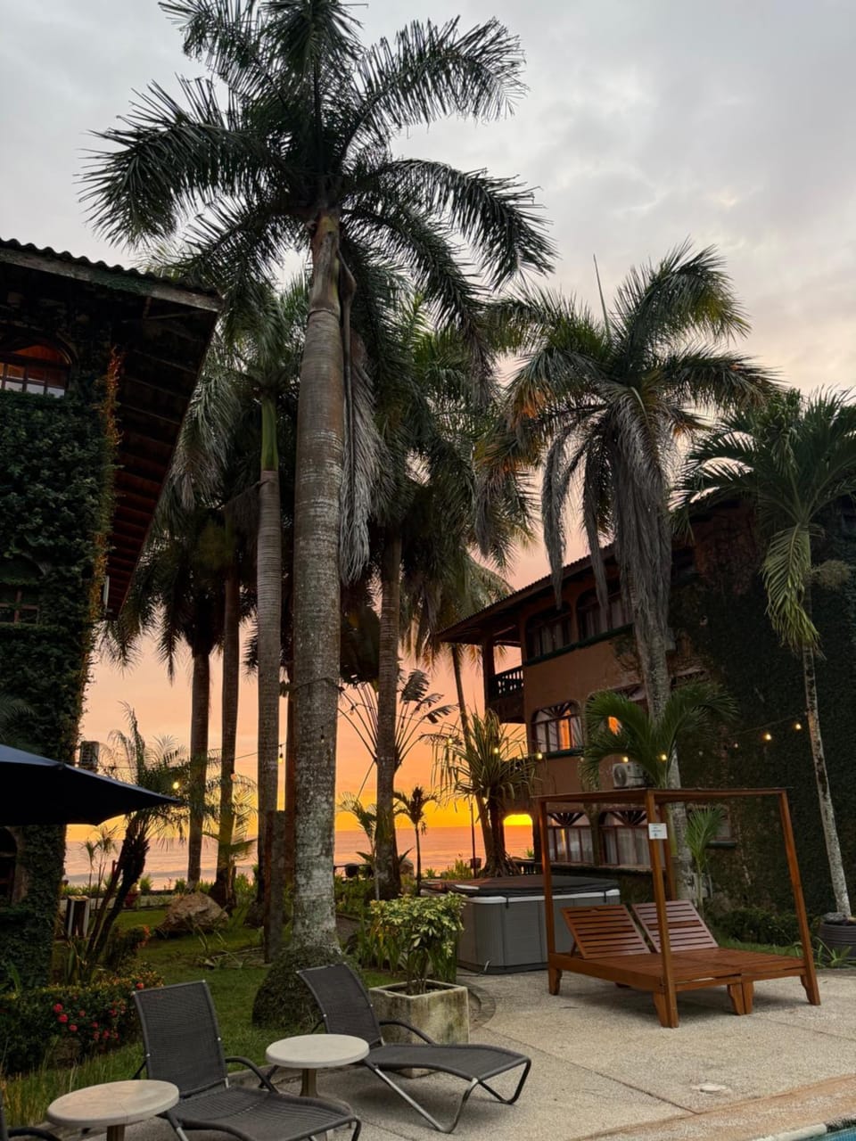 Walk-out Beachfront Condo - Surfer's Paradise Apartment in Playa Hermosa