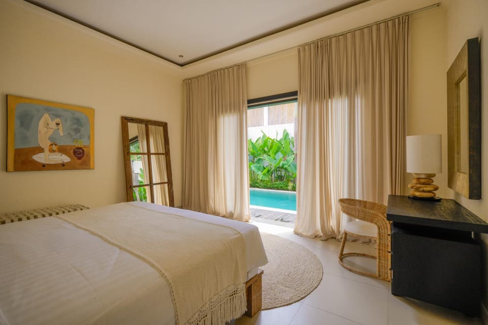 Communal lounge/ TV room, TV and multimedia, Photo of the whole room, Evening entertainment, Bedroom, Pool view, Swimming pool, hair dresser