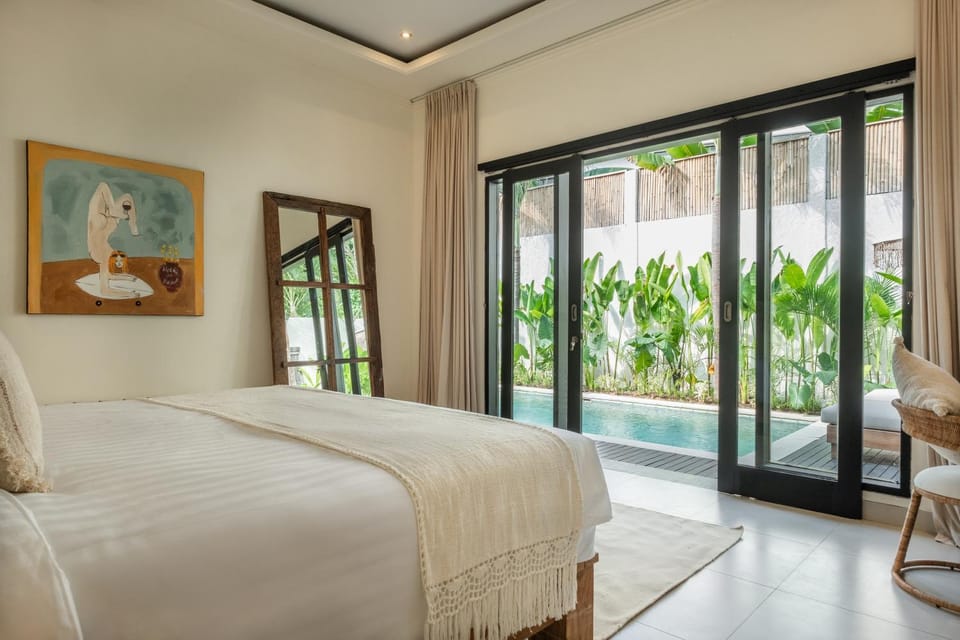 Photo of the whole room, Bedroom, Pool view