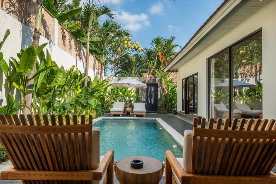 Property building, Day, Garden, Garden view, Pool view, Swimming pool, sunbed