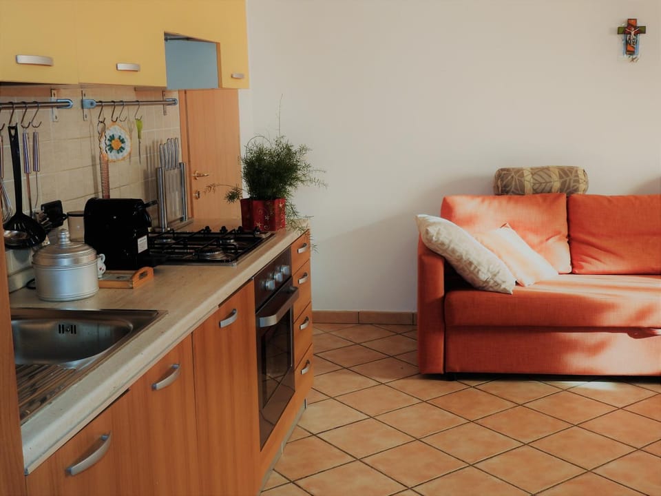 Coffee/tea facilities, Kitchen or kitchenette, Living room, Dining area