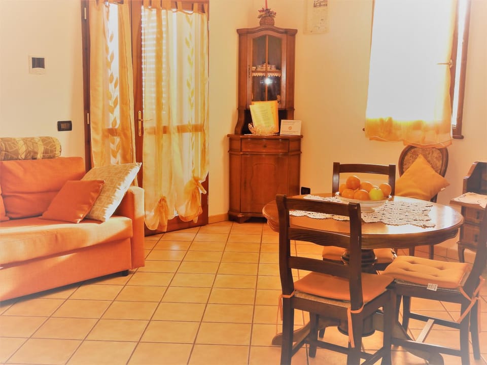 Coffee/tea facilities, Kitchen or kitchenette, Living room, Dining area