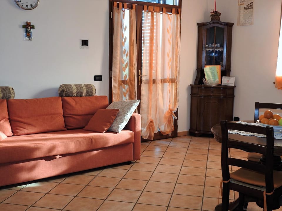 Coffee/tea facilities, Kitchen or kitchenette, Living room, Dining area