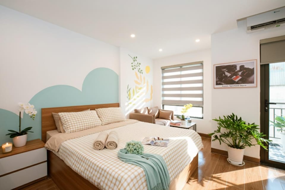 Bed, Living room, Photo of the whole room, Seating area, air conditioner