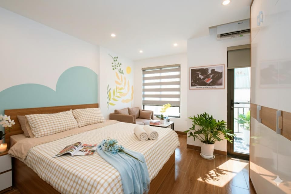 Bed, Living room, Photo of the whole room, Seating area, Bedroom