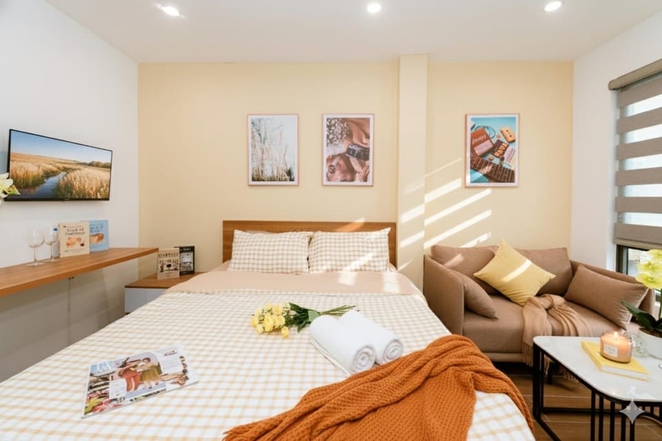 Bed, Seating area, Bedroom