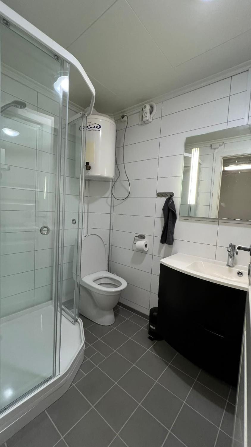 Shower, Toilet