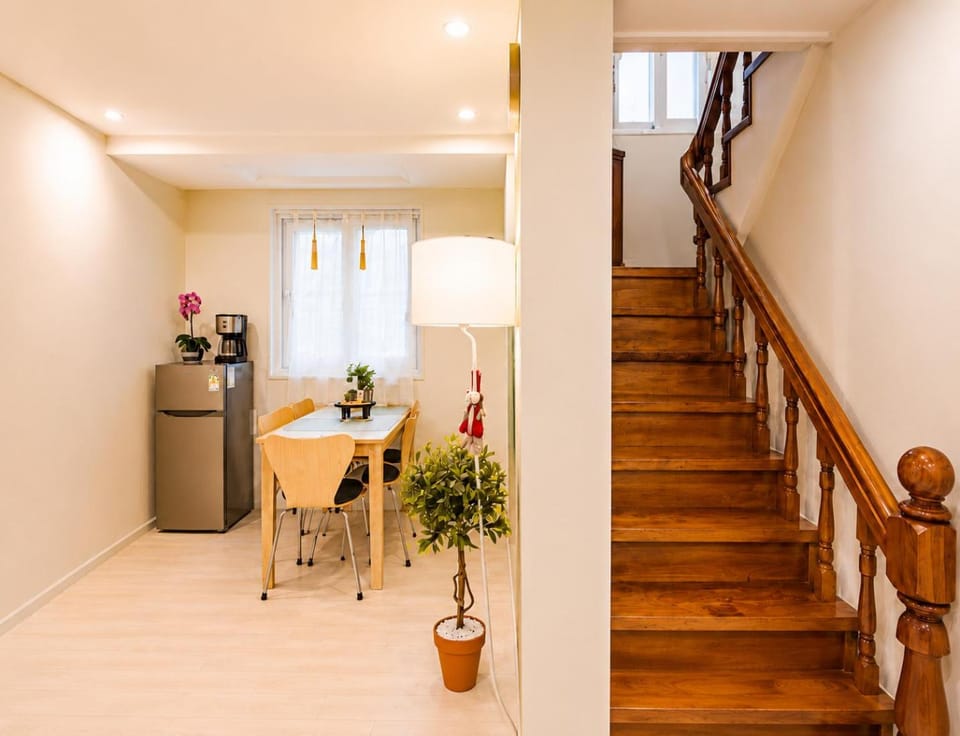 Coffee/tea facilities, Living room, Food and drinks, Seating area, Dining area, Garden view