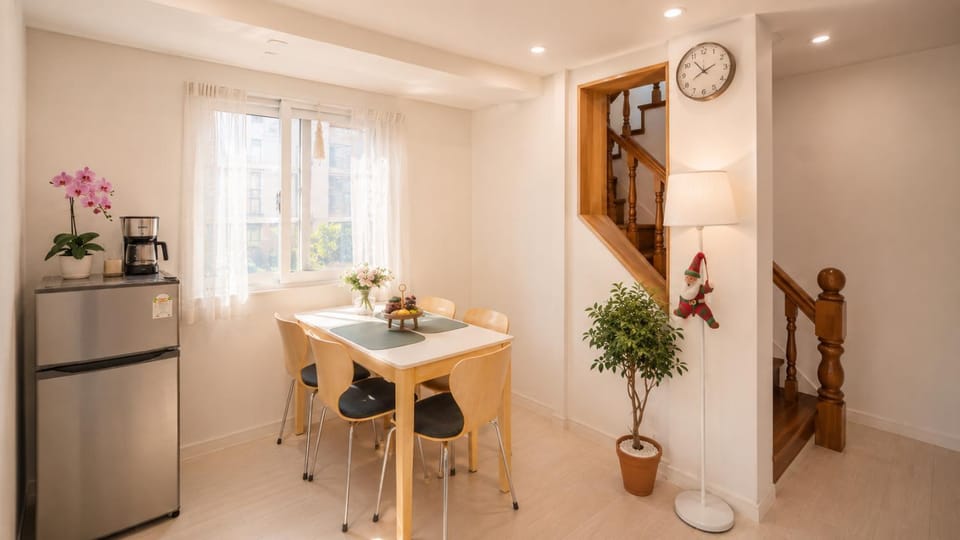 Coffee/tea facilities, Living room, Food and drinks, Seating area, Dining area, Garden view