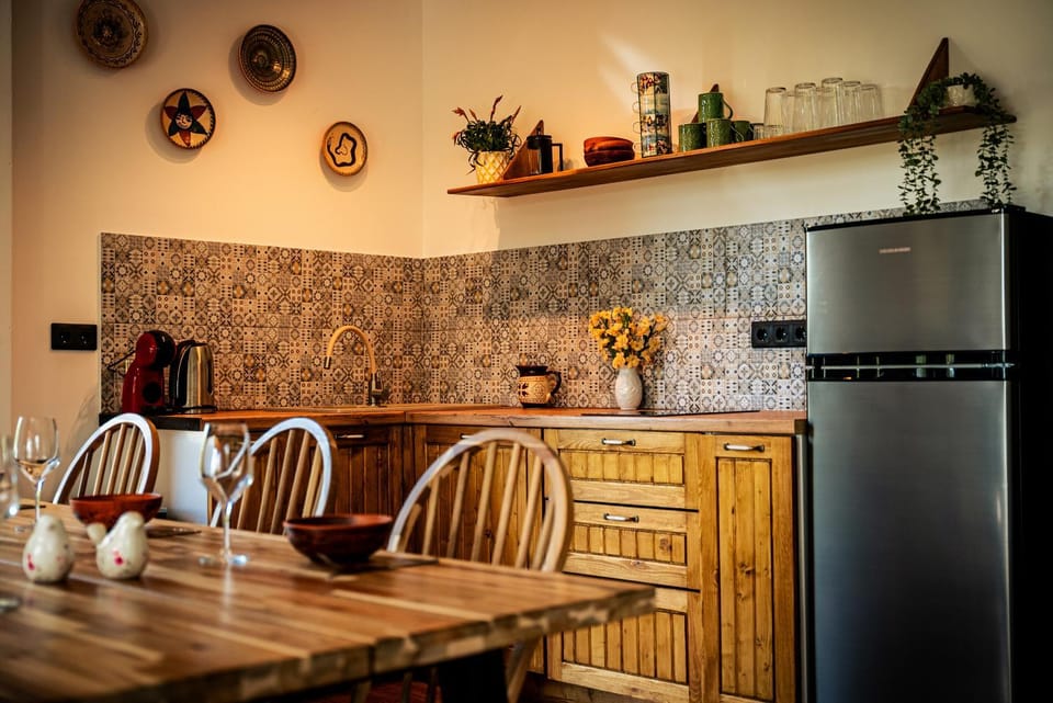 Kitchen or kitchenette, Dining area