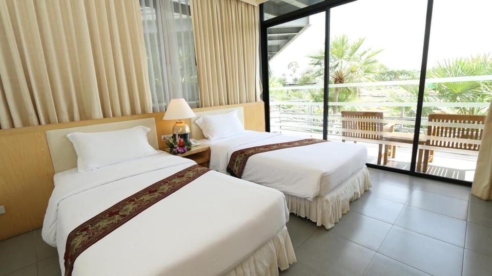 สวนนงนุช เลคไซด์วิลล่า Hotel in Chon Buri Changwat