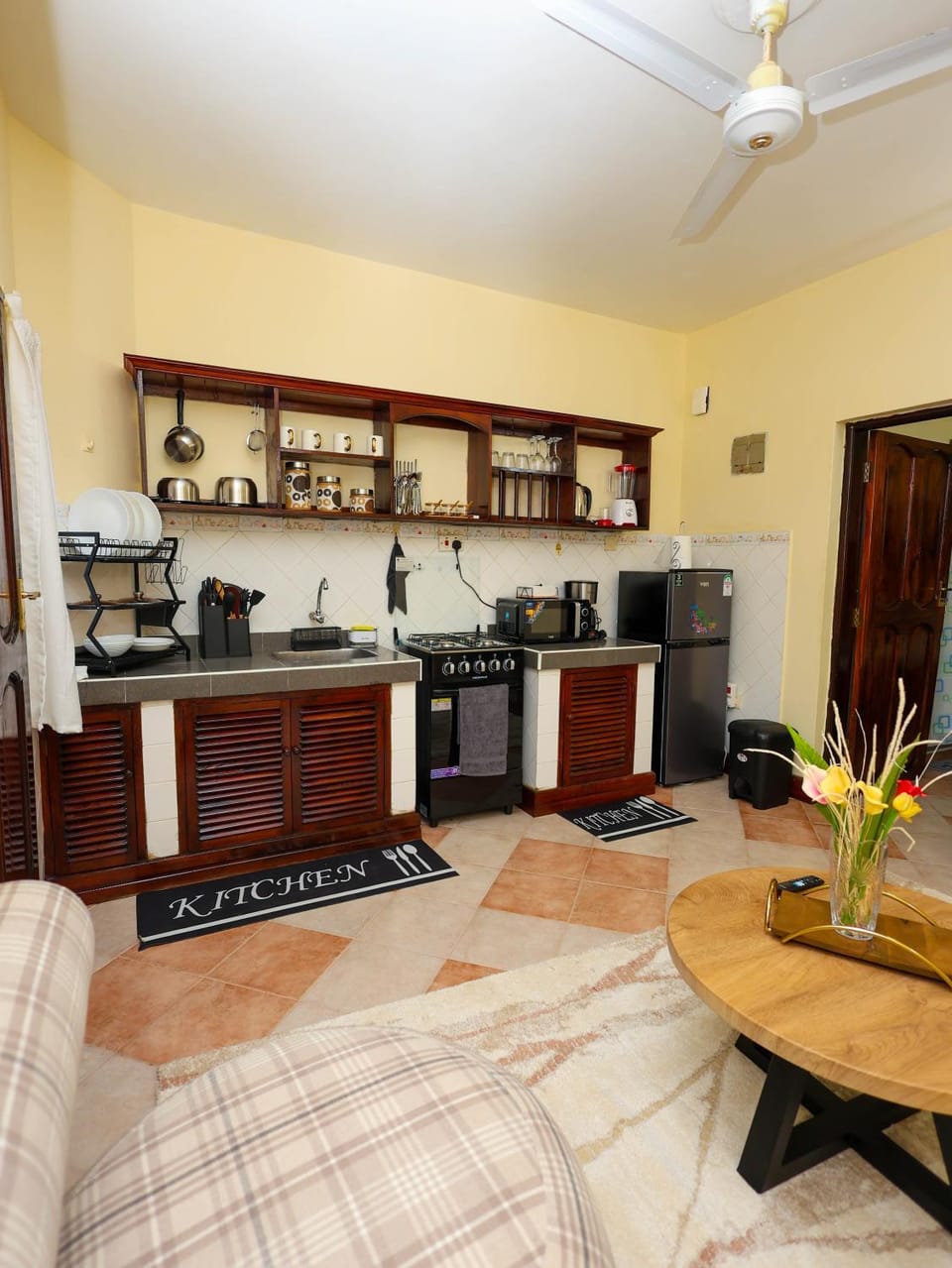 Coffee/tea facilities, Kitchen or kitchenette, Living room, Seating area, fireplace, stove