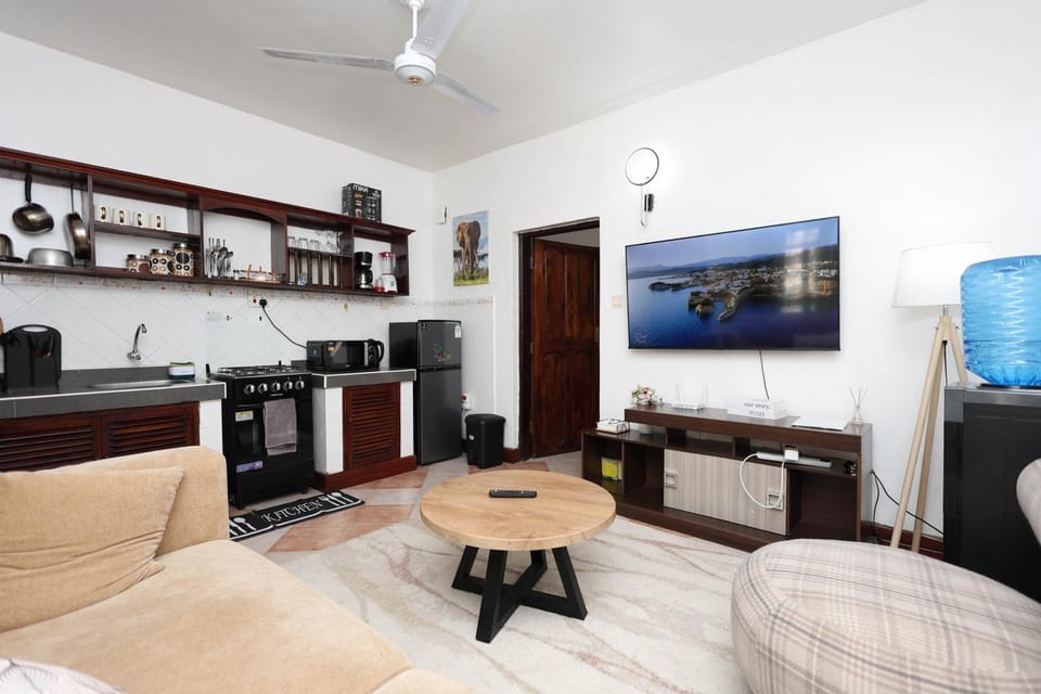 TV and multimedia, Coffee/tea facilities, Kitchen or kitchenette, Living room, Seating area, Dining area, minibar, oven, stove, toaster