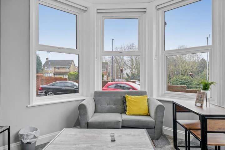 Luxurious Spacious Flat Maidstone with parking Apartment in Maidstone