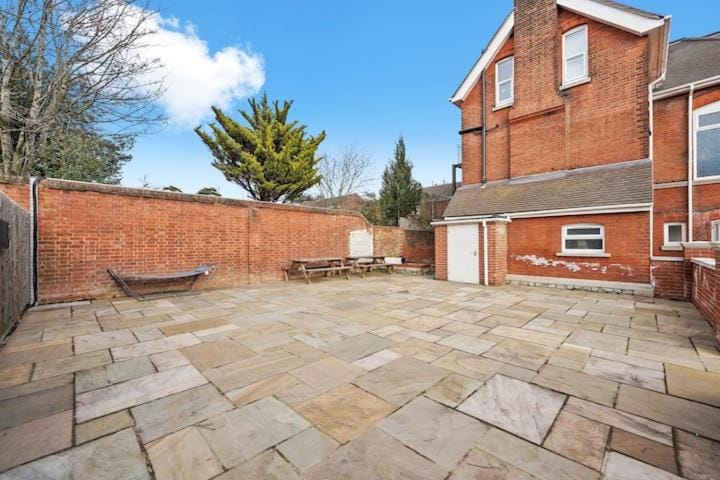 Luxurious Spacious Flat Maidstone with parking Apartment in Maidstone