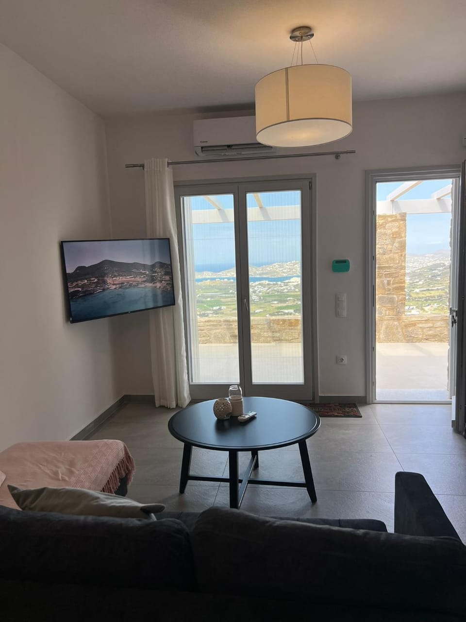 TV and multimedia, Living room, Seating area, air conditioner