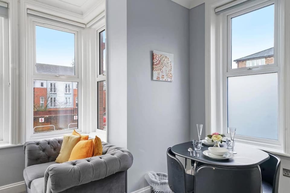 Glamorous Studio Maidstone TownCentre with parking Apartment in Maidstone