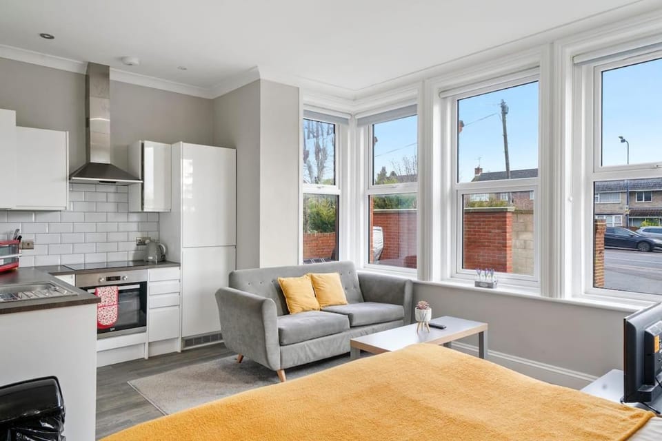 Central Studio Haven with Free Parking Apartment in Maidstone