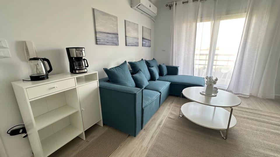 Coffee/tea facilities, Living room, air conditioner