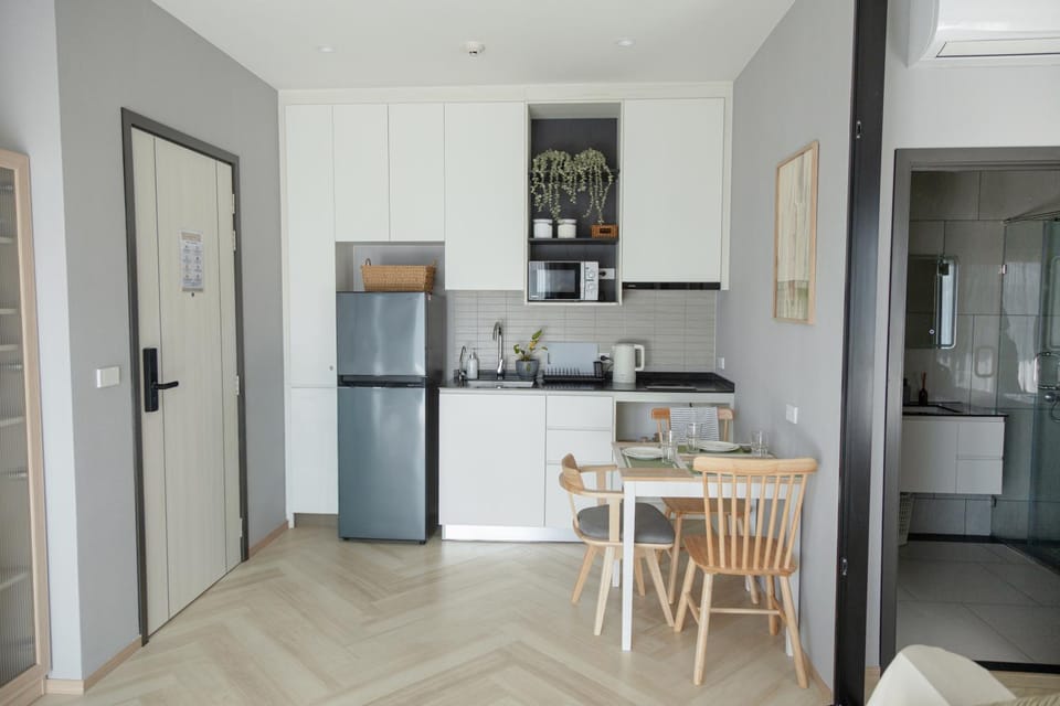 Kitchen or kitchenette, Dining area, stove