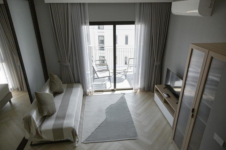 Bed, TV and multimedia, Seating area