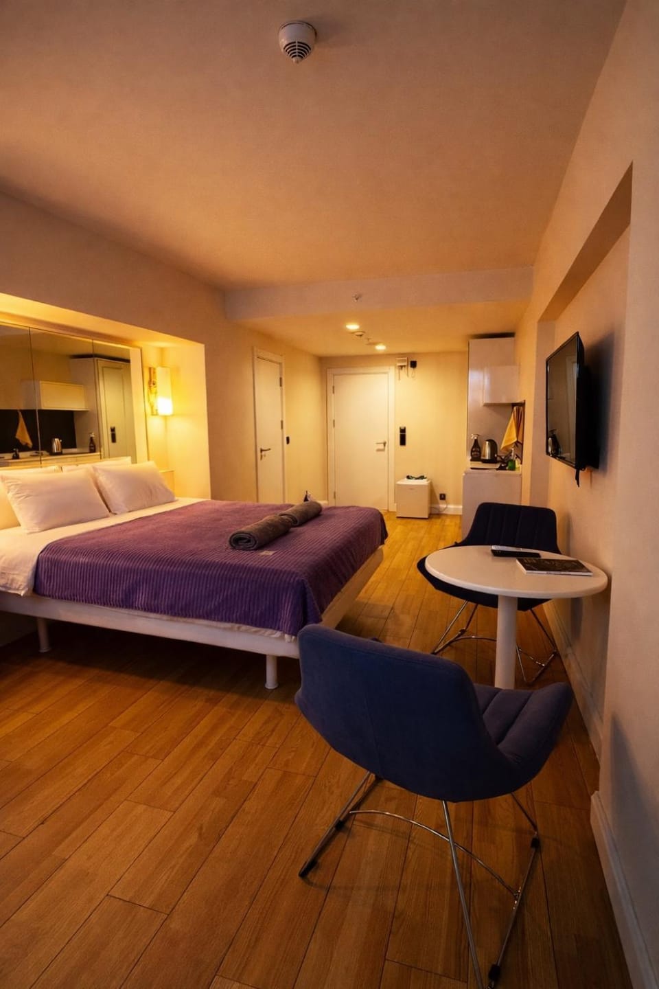 Bed, TV and multimedia, Living room, Photo of the whole room, Bedroom