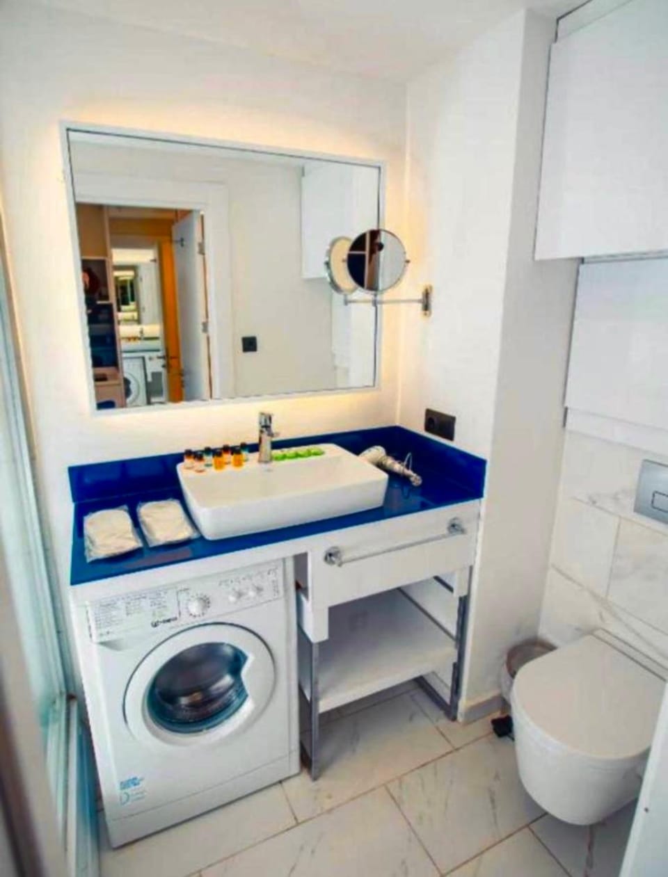 Toilet, Bathroom, towels, washing machine