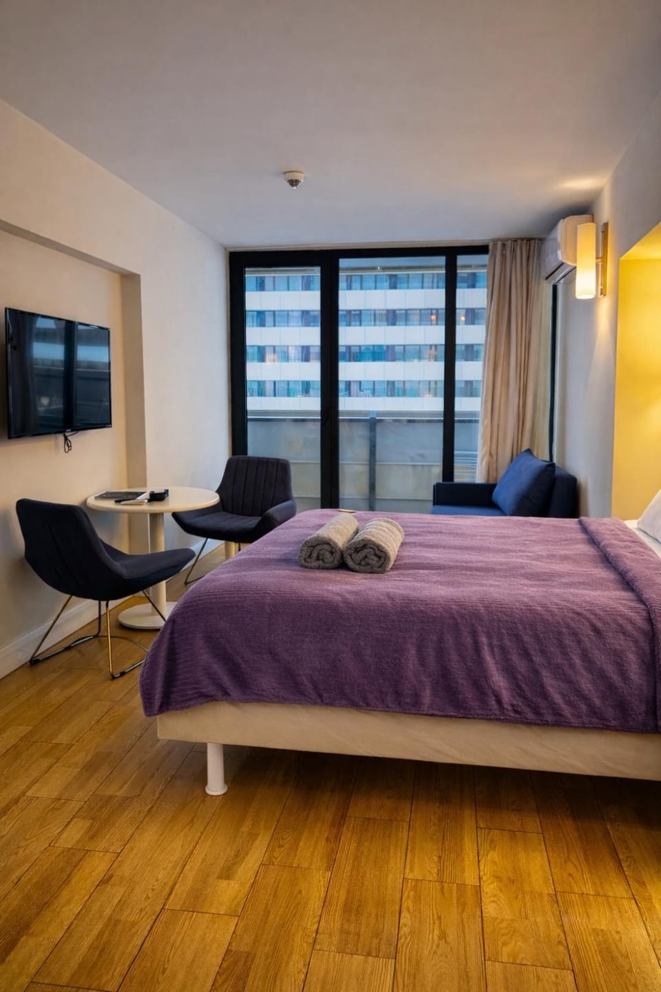 Bed, TV and multimedia, Photo of the whole room, Bedroom