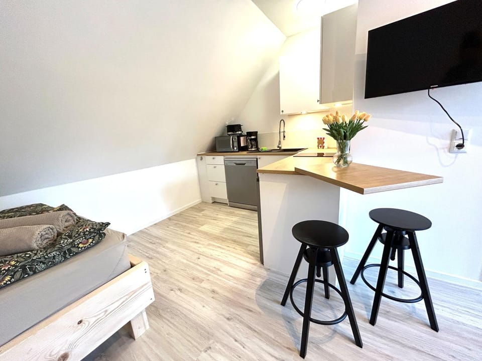 TV and multimedia, Kitchen or kitchenette, Dining area, oven, stove