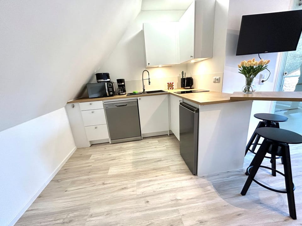 TV and multimedia, Coffee/tea facilities, Kitchen or kitchenette, Dining area, dishwasher, oven, stove, toaster