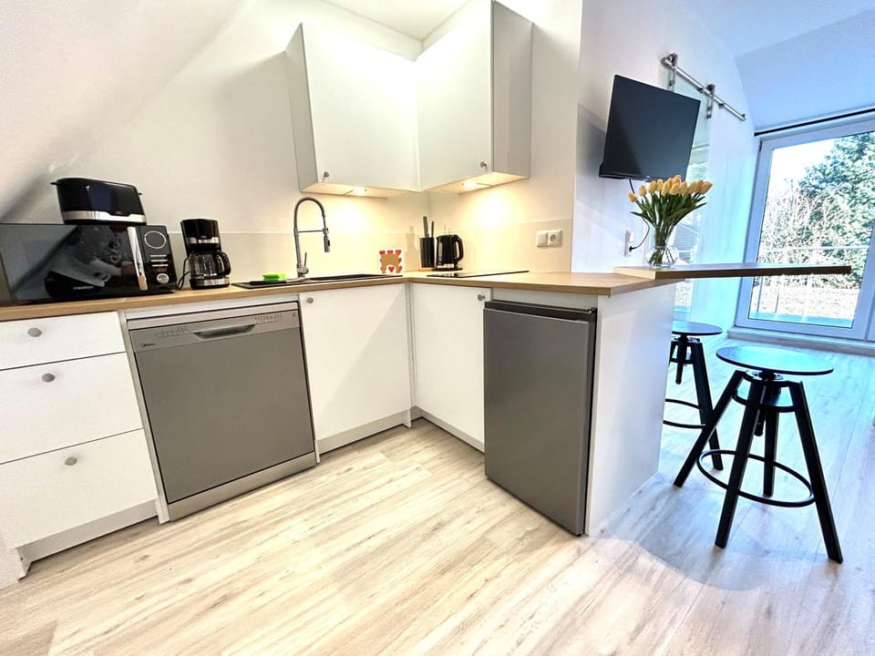 Kitchen or kitchenette, Dining area, dishwasher, oven, stove, toaster