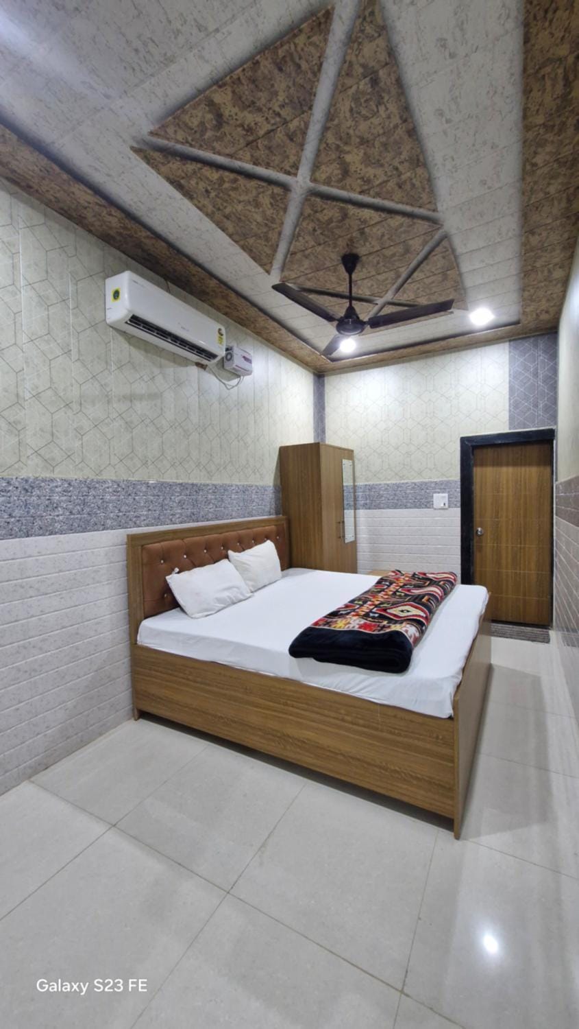 Bed, Photo of the whole room, Bedroom, towels, air conditioner