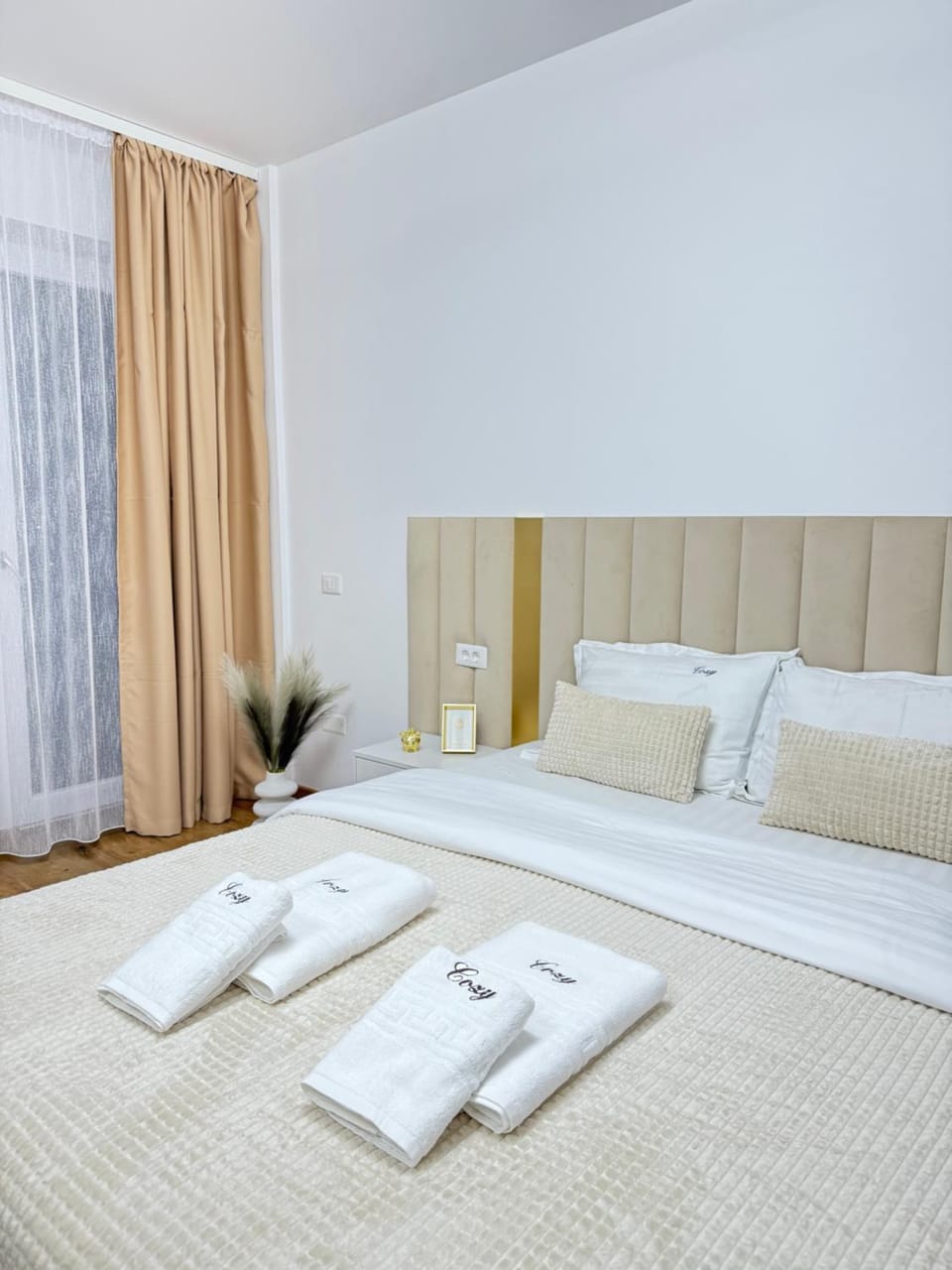 Bed, Photo of the whole room, Bedroom, towels
