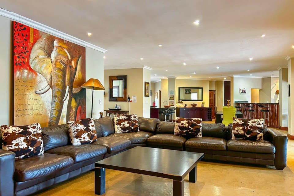 Kitchen or kitchenette, Living room, Decorative detail, Decorative detail, Seating area, minibar, kitchen