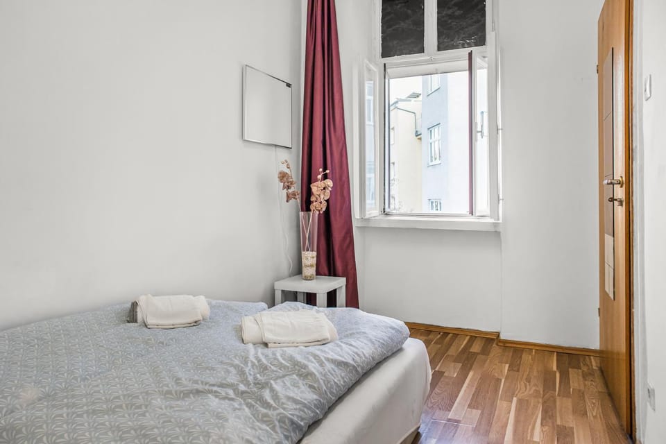 Bed, Bedroom, towels
