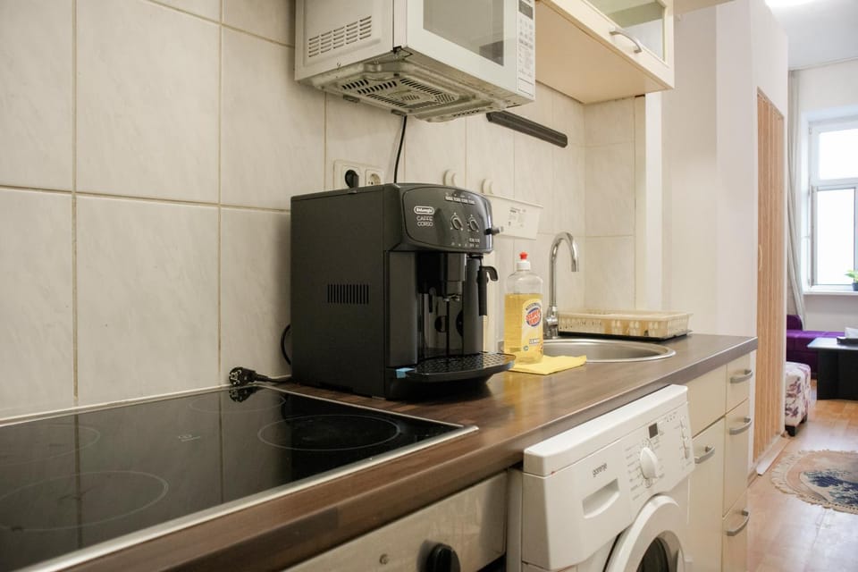 Coffee/tea facilities, Kitchen or kitchenette, oven, stove, toaster, washing machine