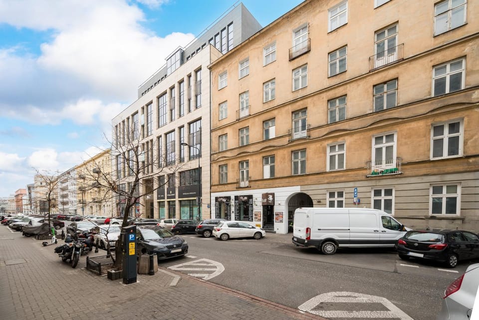 Property building, Neighbourhood, Location