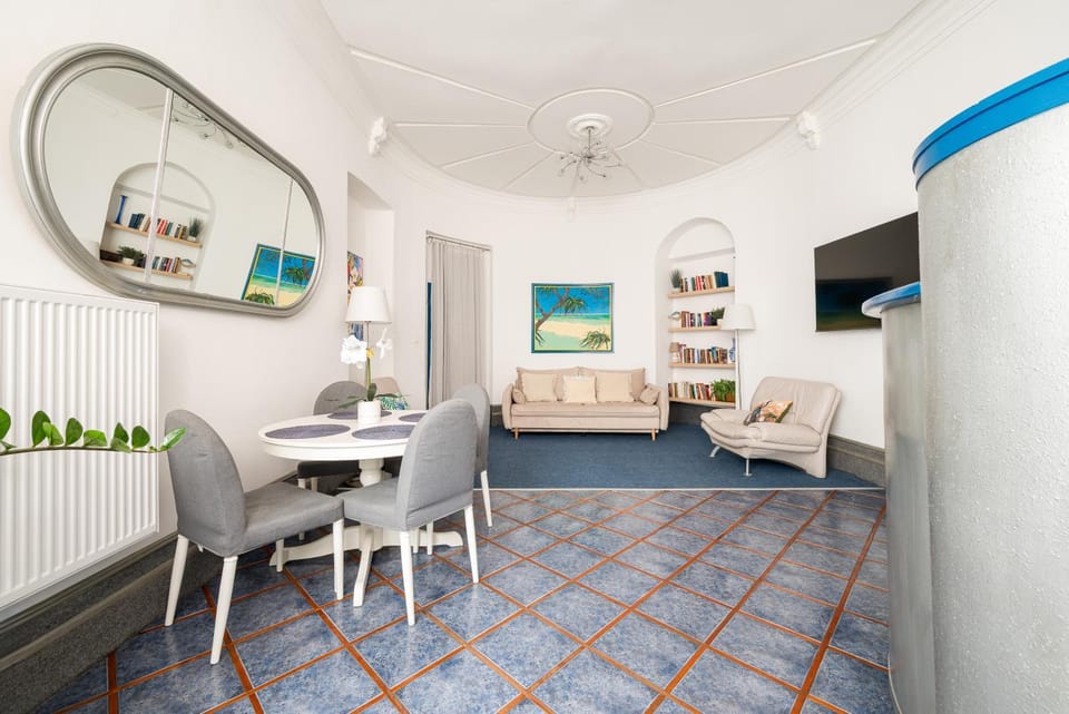 TV and multimedia, Living room, Seating area, Dining area