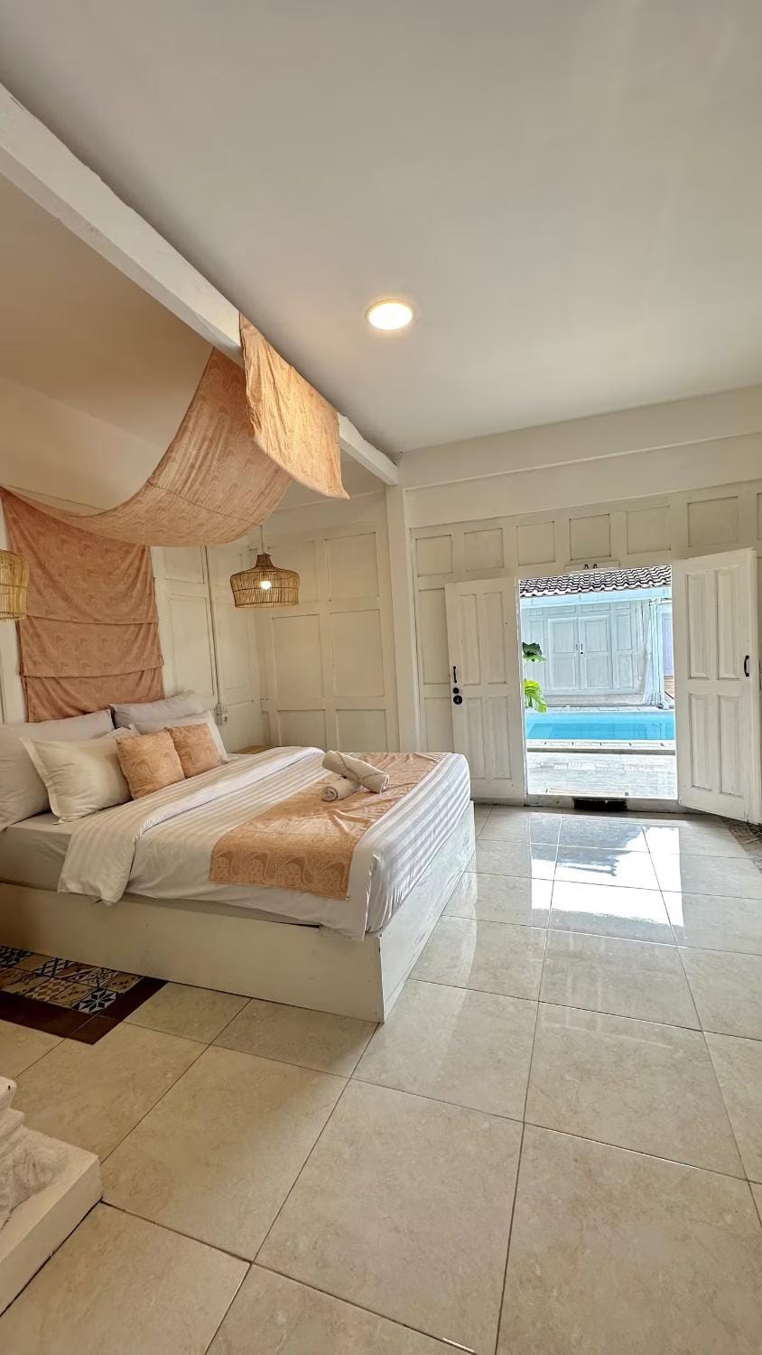 Bed, Photo of the whole room, Bedroom