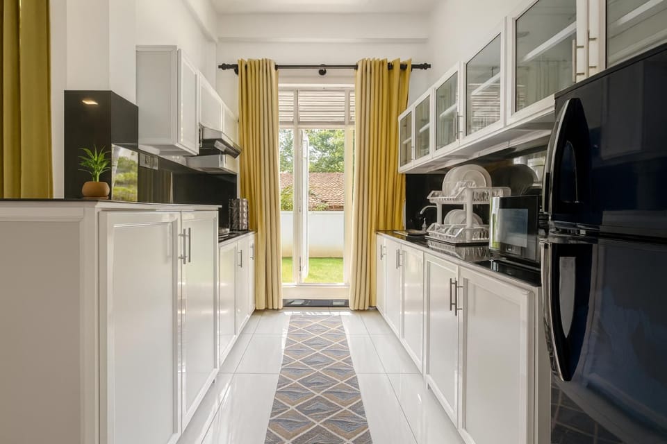 Kitchen or kitchenette, oven
