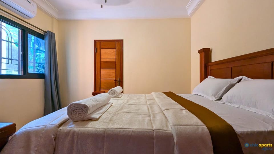 Photo of the whole room, Bedroom, towels