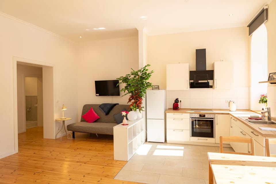 TV and multimedia, Kitchen or kitchenette, Dining area, Food, kitchen