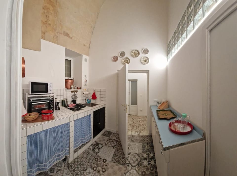 Kitchen or kitchenette, minibar, oven, stove