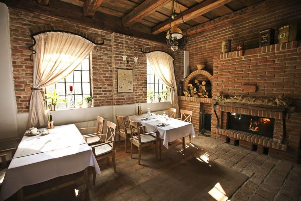 Restaurant/places to eat, Lounge or bar