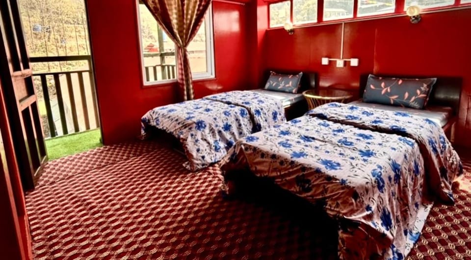LAMA HOTEL - HIMALAYAN BURGER Experience the best stay in EVEREST with an unforgettable Mountain Flight Nature lodge in Nepal