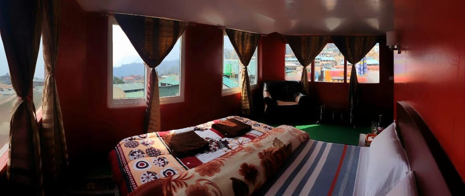 LAMA HOTEL - HIMALAYAN BURGER Experience the best stay in EVEREST with an unforgettable Mountain Flight Nature lodge in Nepal