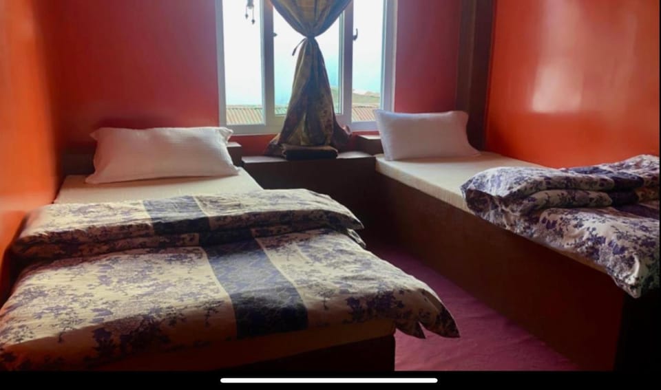 LAMA HOTEL - HIMALAYAN BURGER Experience the best stay in EVEREST with an unforgettable Mountain Flight Nature lodge in Nepal
