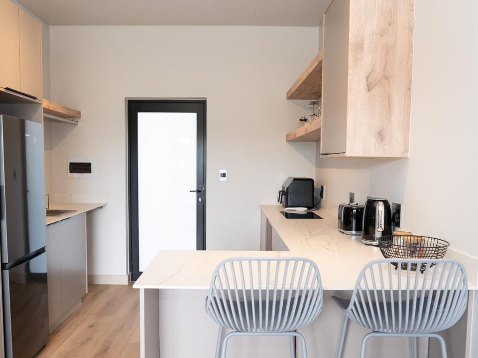 Coffee/tea facilities, Kitchen or kitchenette, stove, toaster