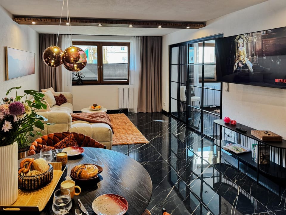 TV and multimedia, Living room, Photo of the whole room, Seating area, Dining area