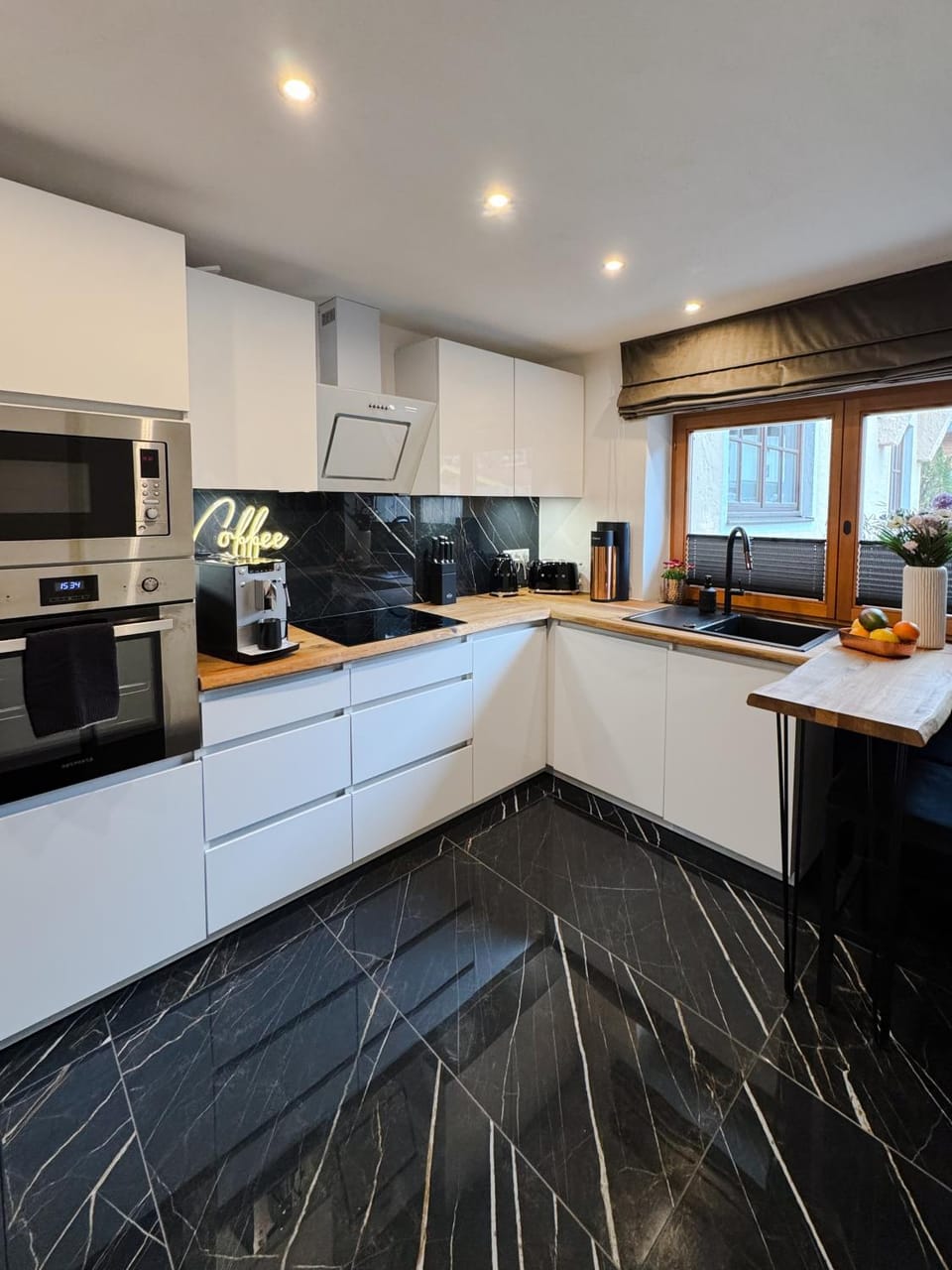 Coffee/tea facilities, Kitchen or kitchenette, dishwasher, oven, stove, toaster